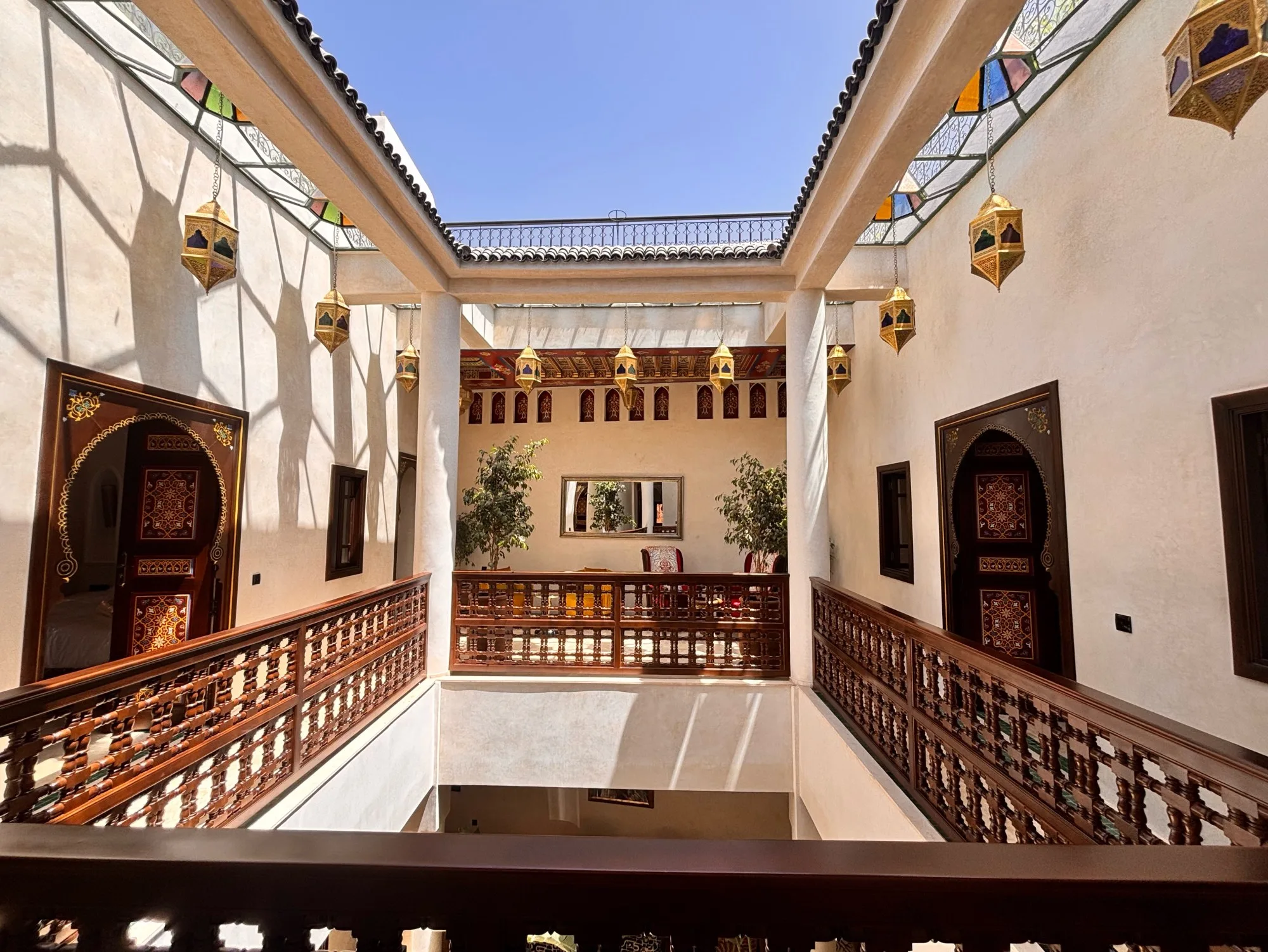 The first-floor gallery and its balustrades seen from the rooftop