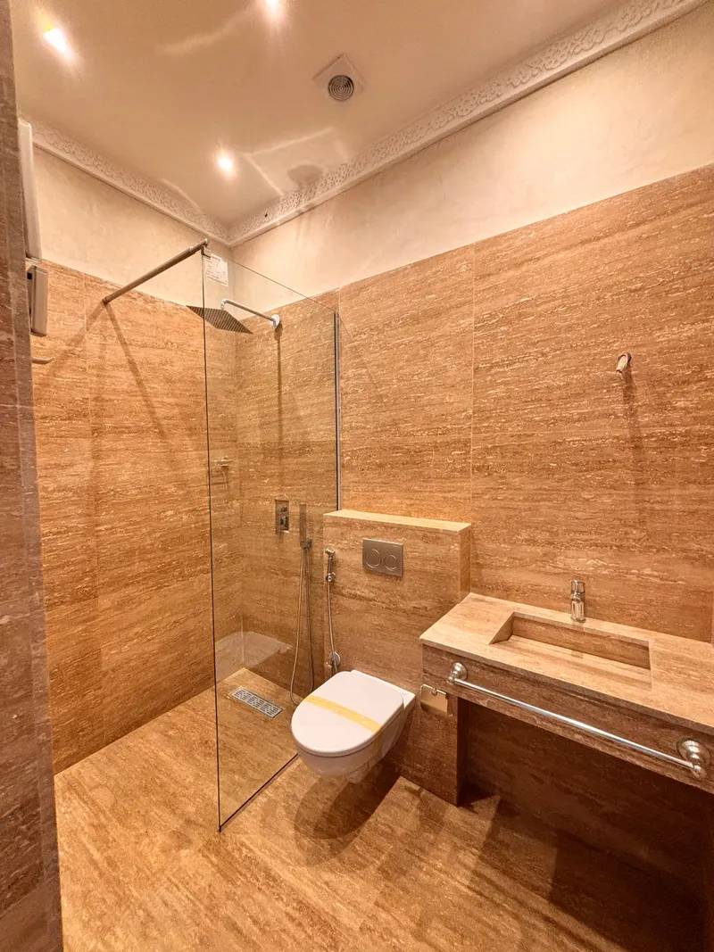 Salle de bain privée en marbre avec douche à l'italienne