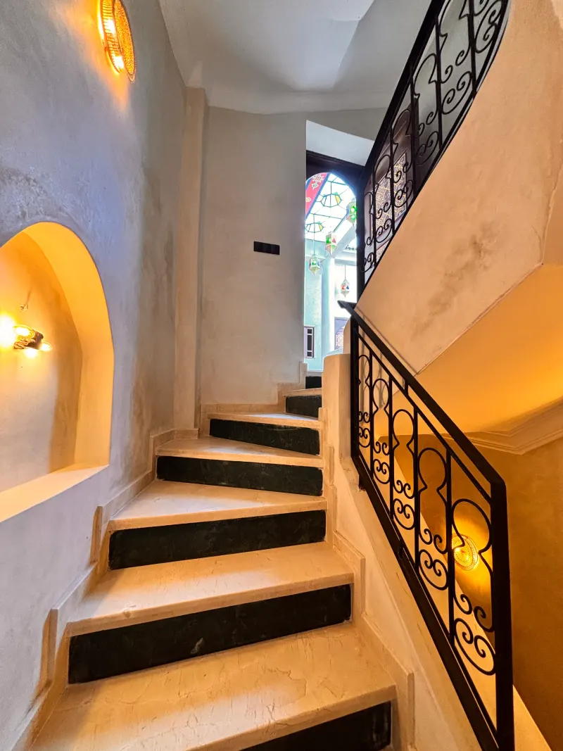 Balustrades et grilles de fenêtres en fer forgé