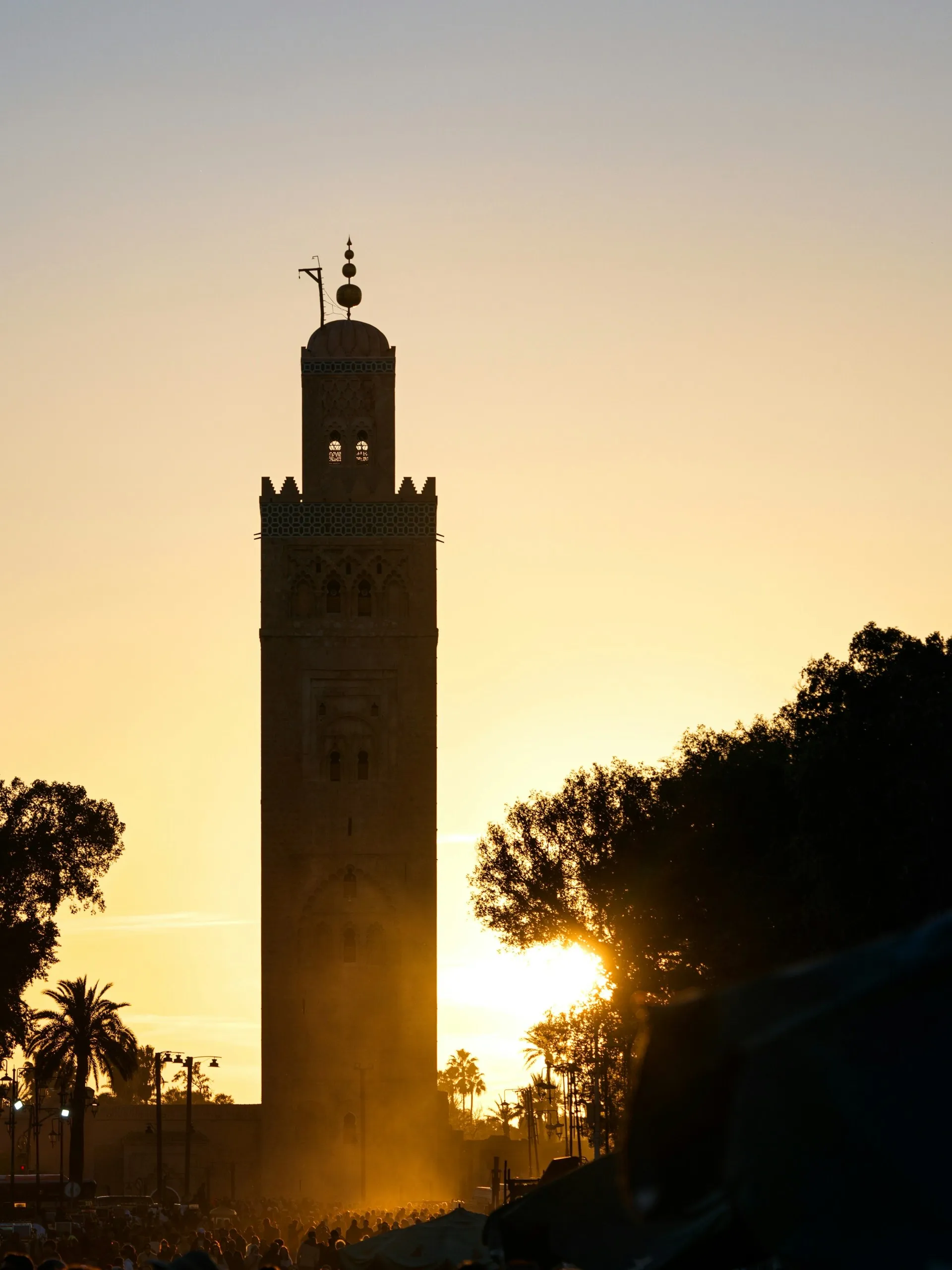 Rooftop evenings facing the Koutoubia, private chef dinners, hammam rituals and the Médina at your doorstep.